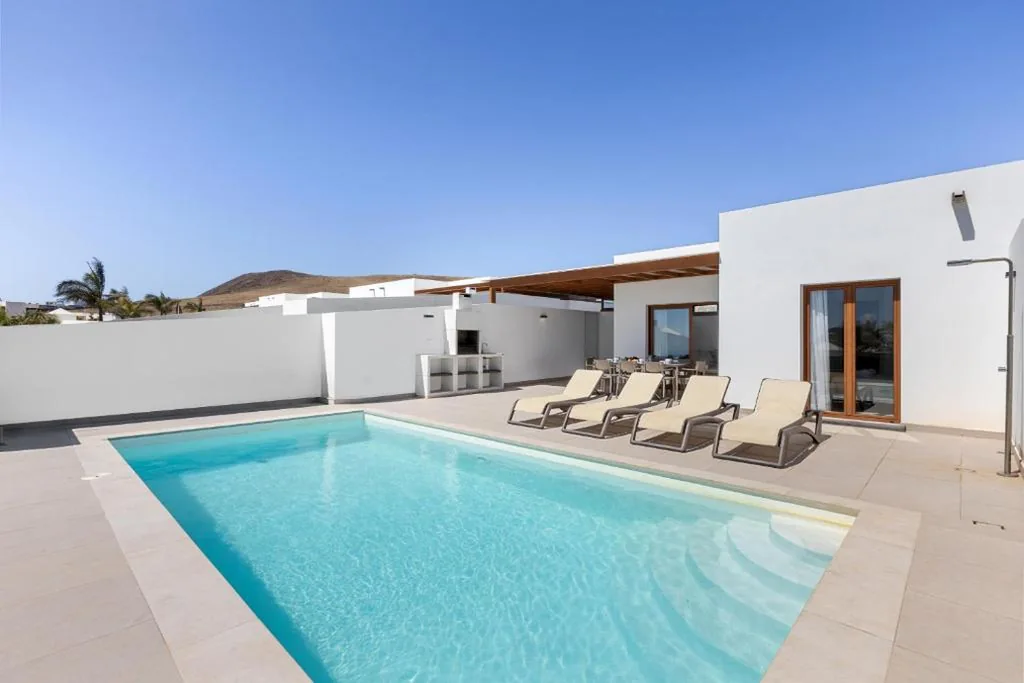 Villa con piscina privada — Villa Los Altos Gadea 9B by Escape Home