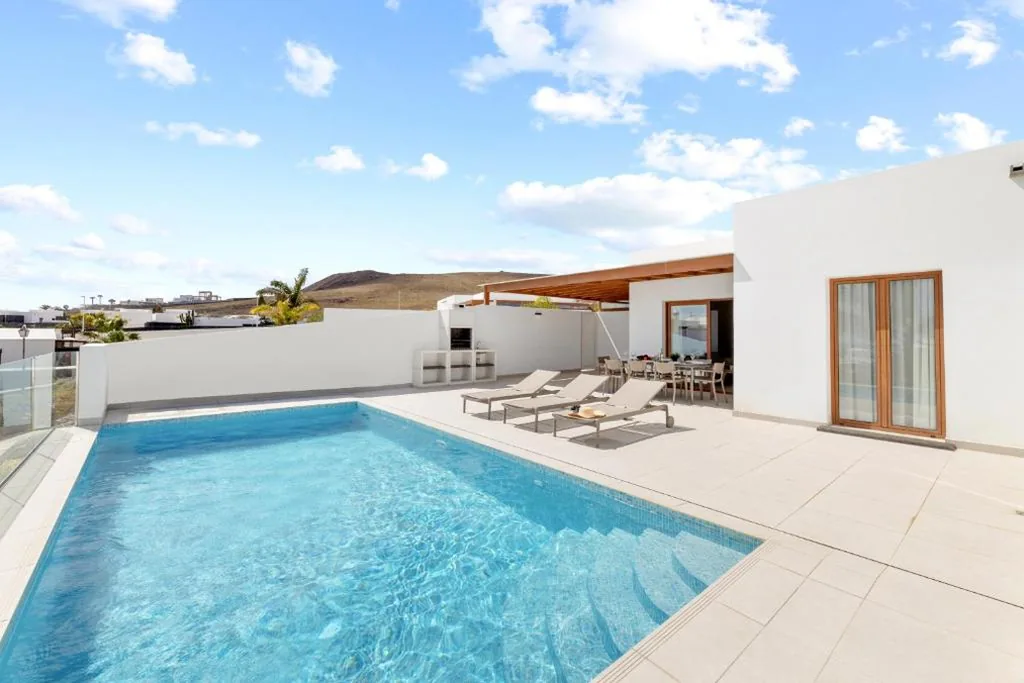 Moradia com piscina privada — Villa Los Altos Nisa 3B by Escape Home