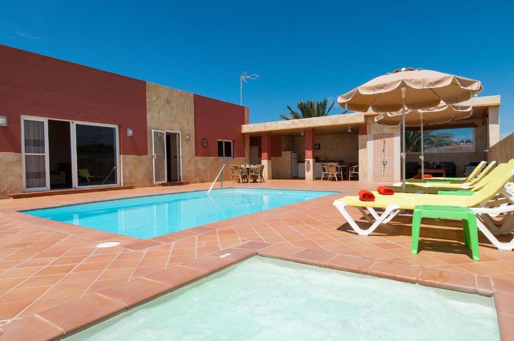 Villa Los Azules with pool and jacuzzi