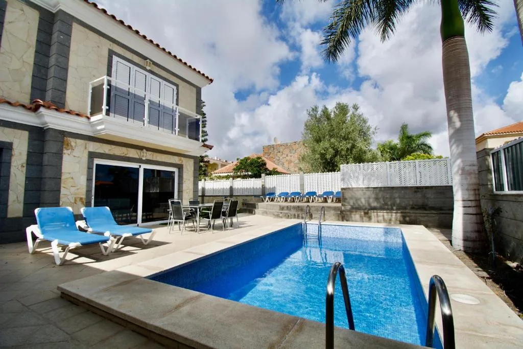 Villa con piscina privada — Villa Lovisi
