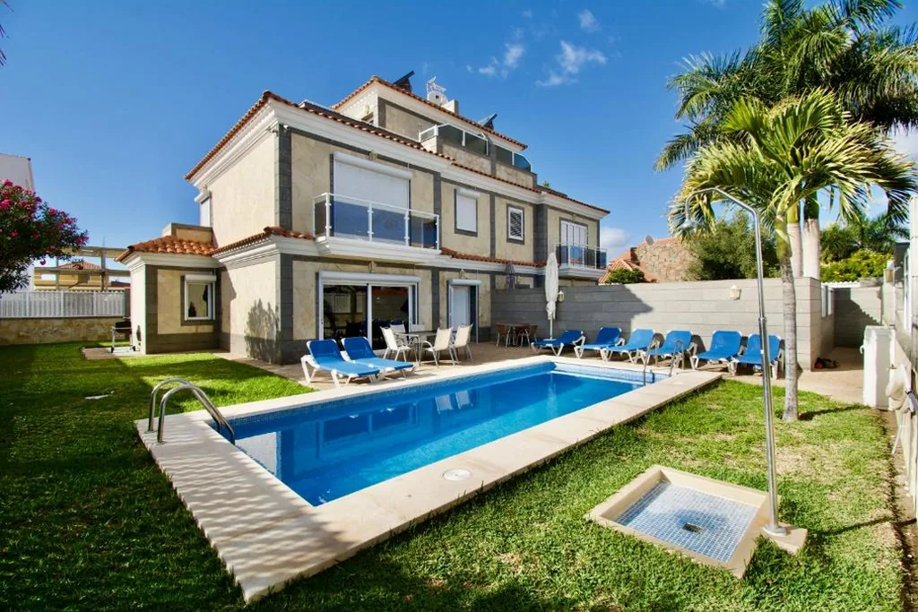 Villa con piscina privada — Villa Lovisi