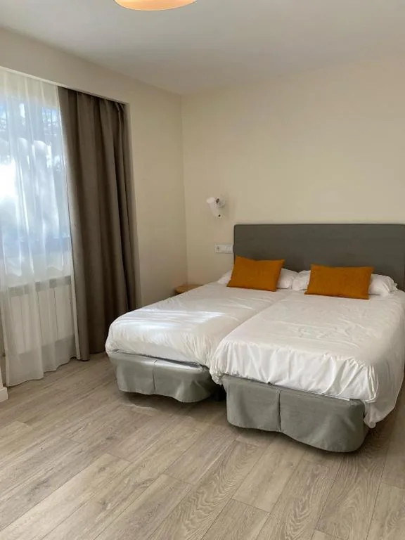 Chambre double standard avec balcon - 2 lits — Villa Lucerna Sports & Hotel Resort
