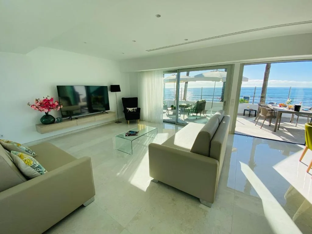 3卧室别墅 — Villa Lucia with private heated pool, first beachline