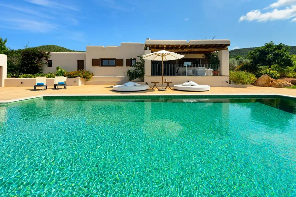 Villa con piscina privada — Villa LUNA