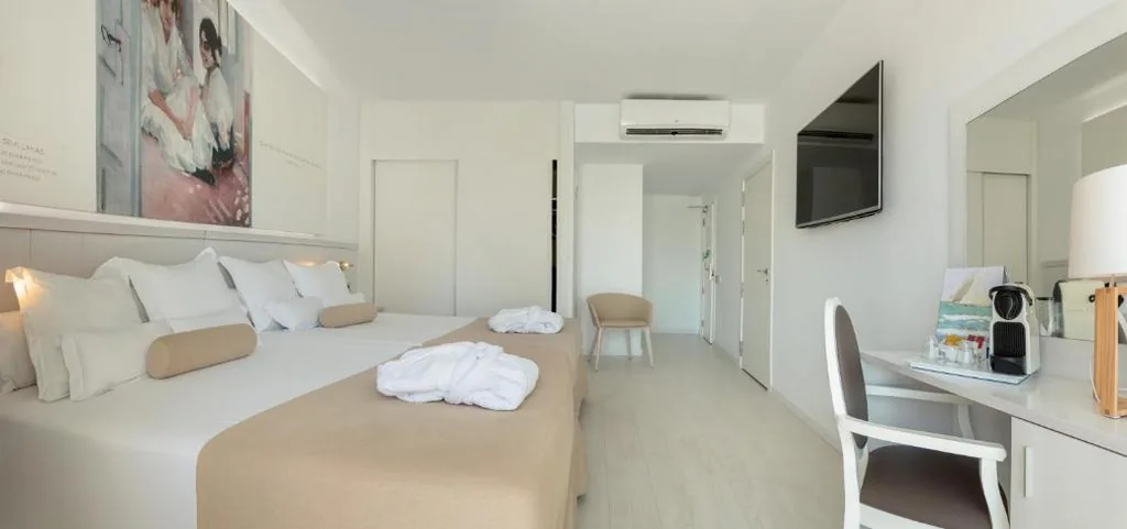 Tweepersoonskamer met terras (2 volwassenen + 1 kind) — Villa Luz Design & Art Hotel