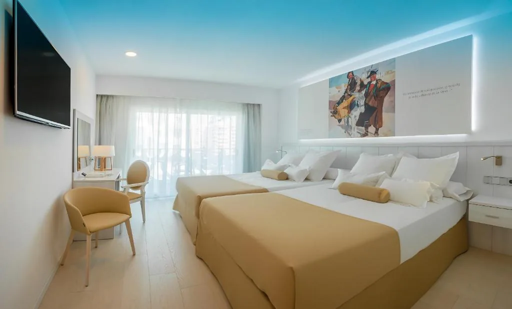 Standaard tweepersoonskamer (3 volwassenen + 1 kind) — Villa Luz Design & Art Hotel