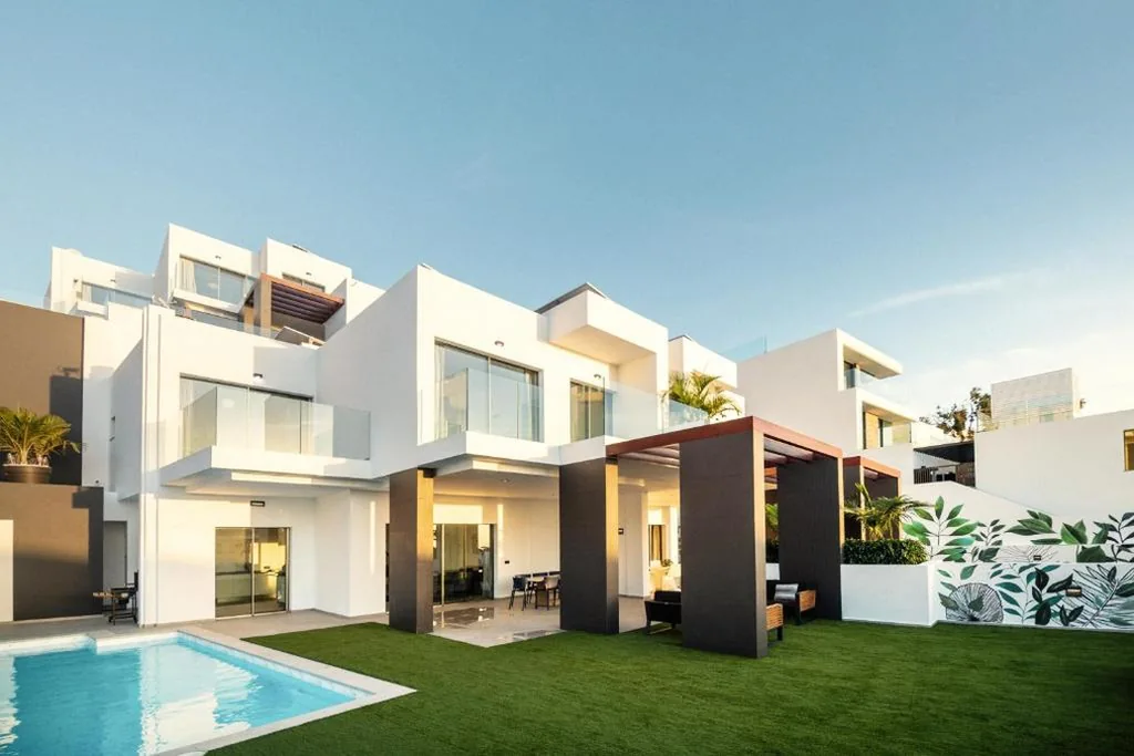 Villa mit 3 Schlafzimmern — Villa Macaronesia - Seaviews, Large Terrace, Private Heated Pool & BBQ