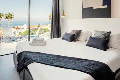 Villa Macaronesia - Seaviews, Large Terrace, Private Heated Pool & BBQ — Foto 8