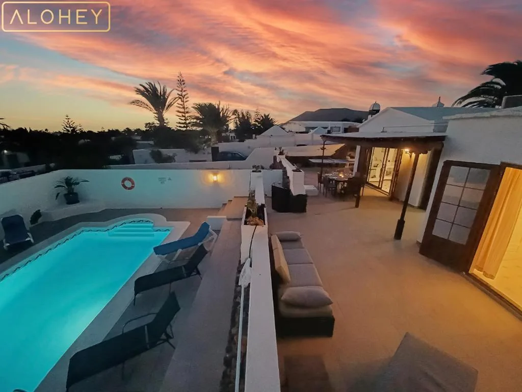 Villa de 3 dormitorios — VILLA MAGICA 7 MINUTES WALK TO CENTER WITH POOL AND A/C