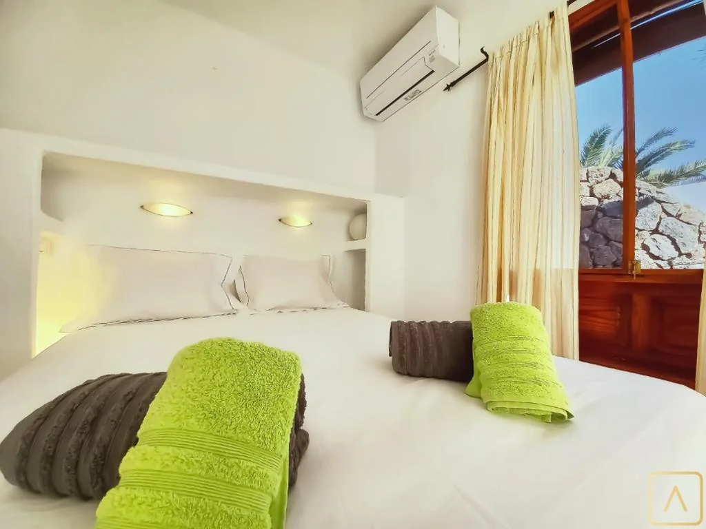 VILLA MAGICA 7 MINUTES WALK TO CENTER WITH POOL AND A/C