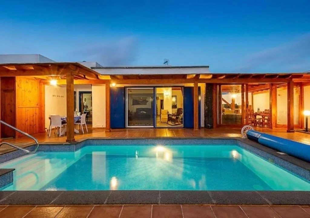 Villa — Villa Maiteren Etxea- 4 Beds property with private pool