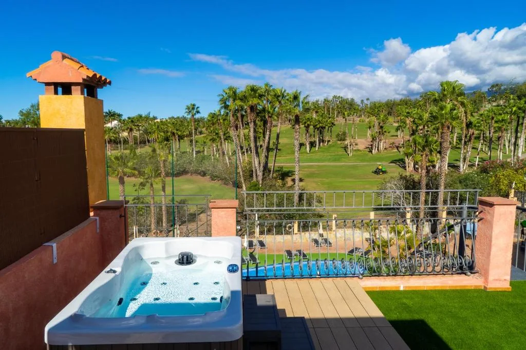 带水力按摩浴缸的Suite — Villa Mandi Golf Resort