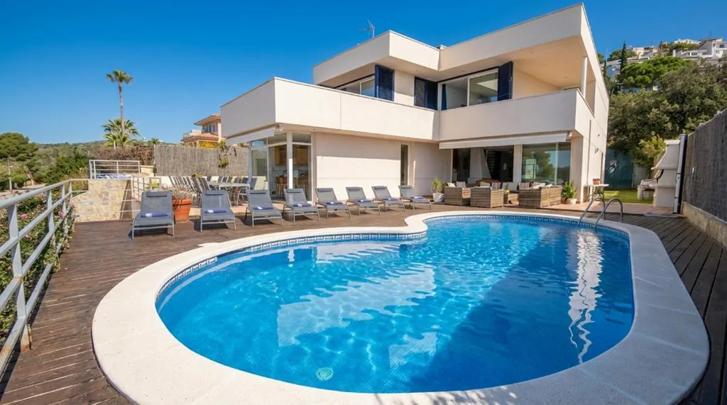 Villa mit Meerblick — Villa Med A 2 kilometros andando de la playa, del puerto de Aguadoç y a 4 del centro de Sitges Muy Soleada todo el dia Capacidad superior a 16 personas NO REQUIERE COCHE