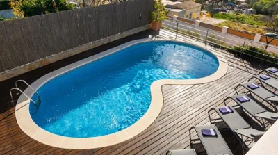 Villa Med A 2 kilometros andando de la playa, del puerto de Aguadoç y a 4 del centro de Sitges Muy Soleada todo el dia Capacidad superior a 16 personas NO REQUIERE COCHE — Foto 3
