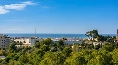 Villa Med A 2 kilometros andando de la playa, del puerto de Aguadoç y a 4 del centro de Sitges Muy Soleada todo el dia Capacidad superior a 16 personas NO REQUIERE COCHE — Foto 5