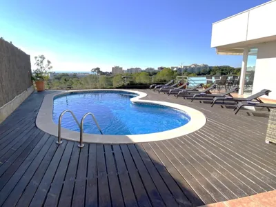 Villa Med A 2 kilometros andando de la playa, del puerto de Aguadoç y a 4 del centro de Sitges Muy Soleada todo el dia Capacidad superior a 16 personas NO REQUIERE COCHE — Foto 8
