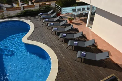 Villa Med A 2 kilometros andando de la playa, del puerto de Aguadoç y a 4 del centro de Sitges Muy Soleada todo el dia Capacidad superior a 16 personas NO REQUIERE COCHE — Foto 9