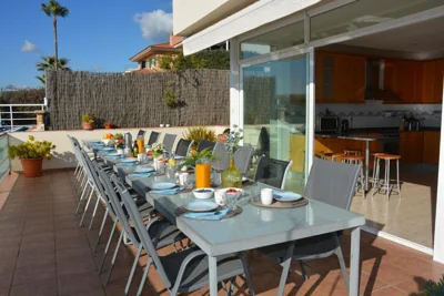 Villa Med A 2 kilometros andando de la playa, del puerto de Aguadoç y a 4 del centro de Sitges Muy Soleada todo el dia Capacidad superior a 16 personas NO REQUIERE COCHE — Foto 10