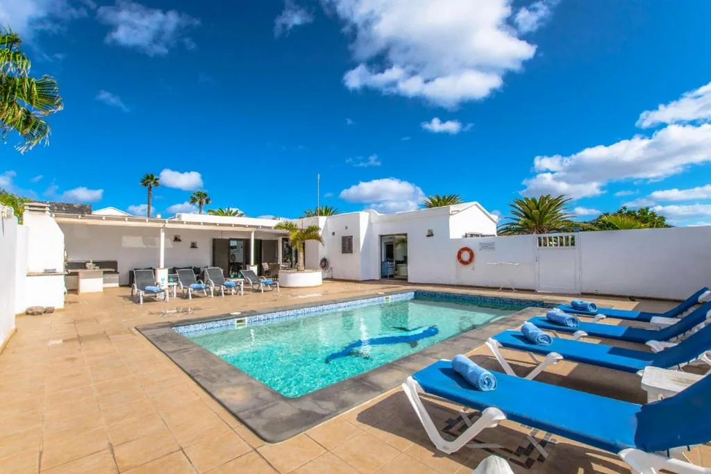 Villa con vista sul mare — Villa Michelle - LH114 By Villas Now Ltd
