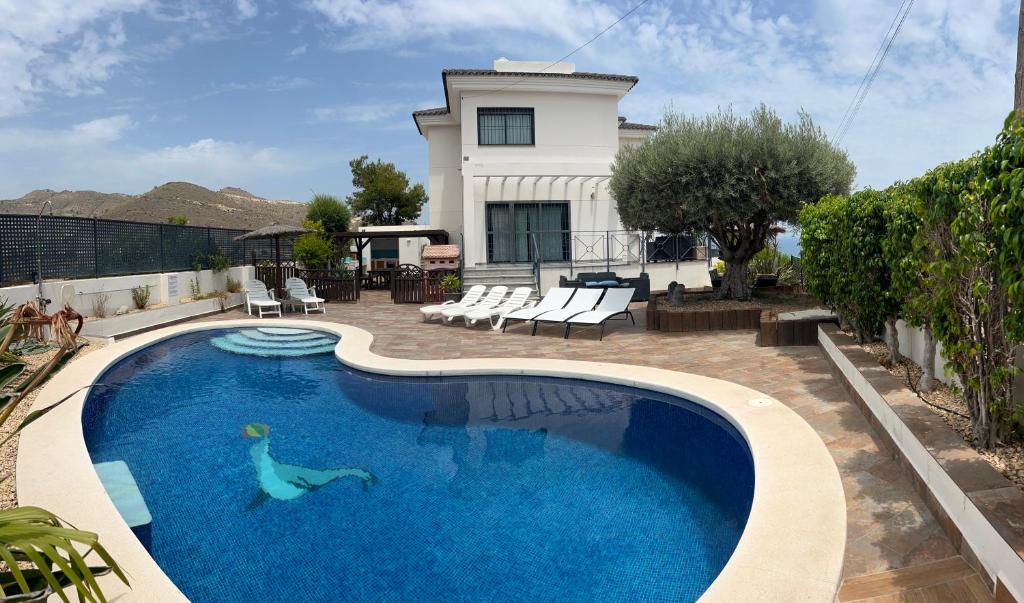 Villa moderna con piscina