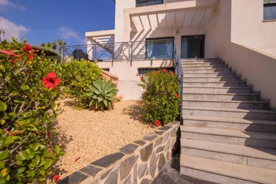 Villa moderna con piscina — foto 7