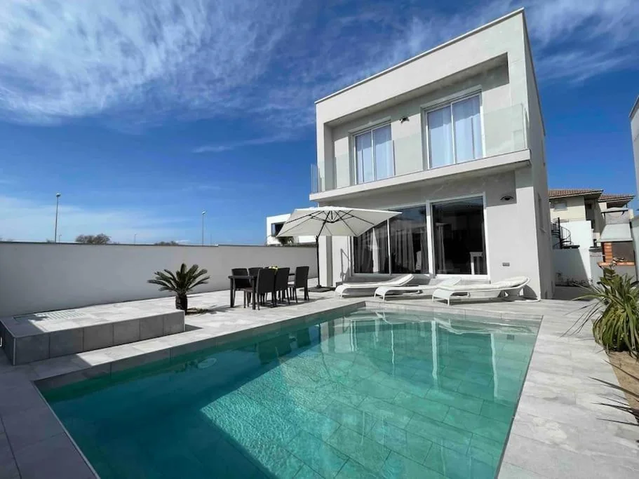 Villa — Villa moderna piscina privada