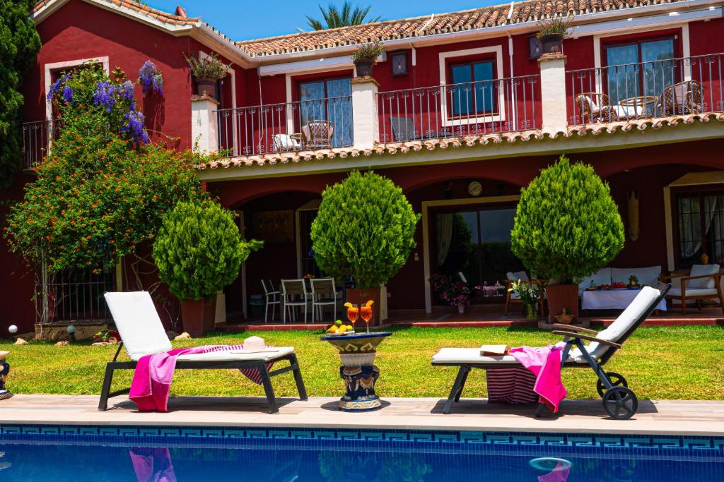 VILLA NABRISA MARBELLA, 5 BEDROOM, PRIVATE POOL, GARDEN, BBQ
