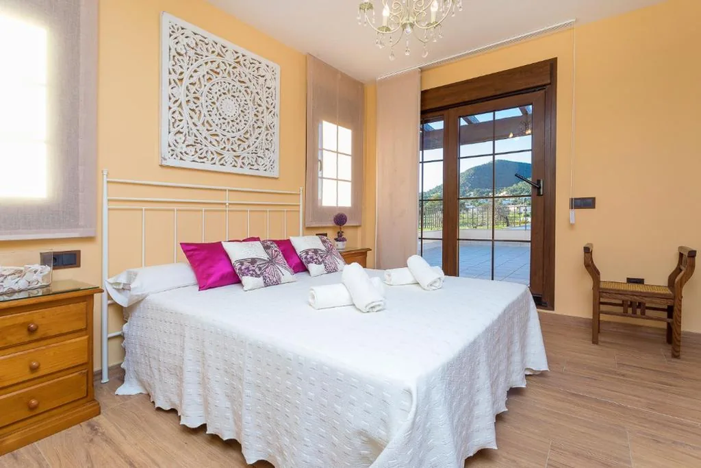Villa near ibiza Town Sleeps 1416