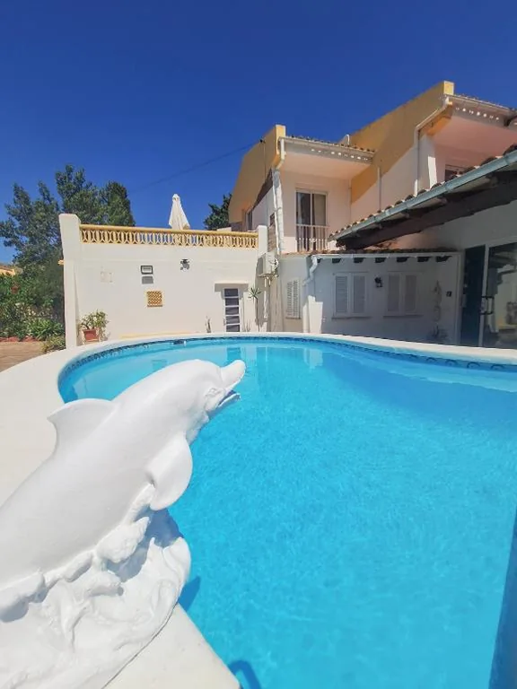 Casa de 3 dormitorios — Villa Nevada - Espacioso Chalet con Piscina Privada y Salita de Cine