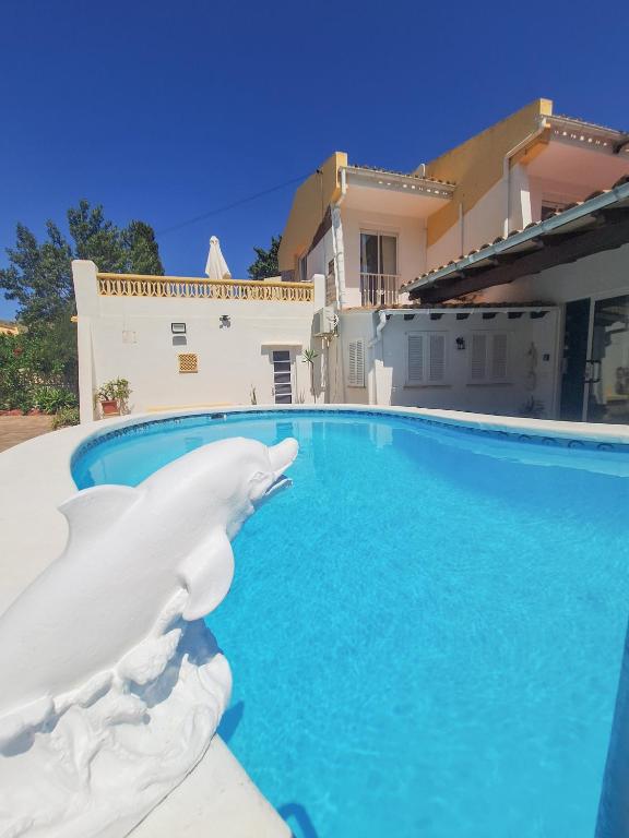 Villa Nevada - Espacioso Chalet con Piscina Privada y Salita de Cine