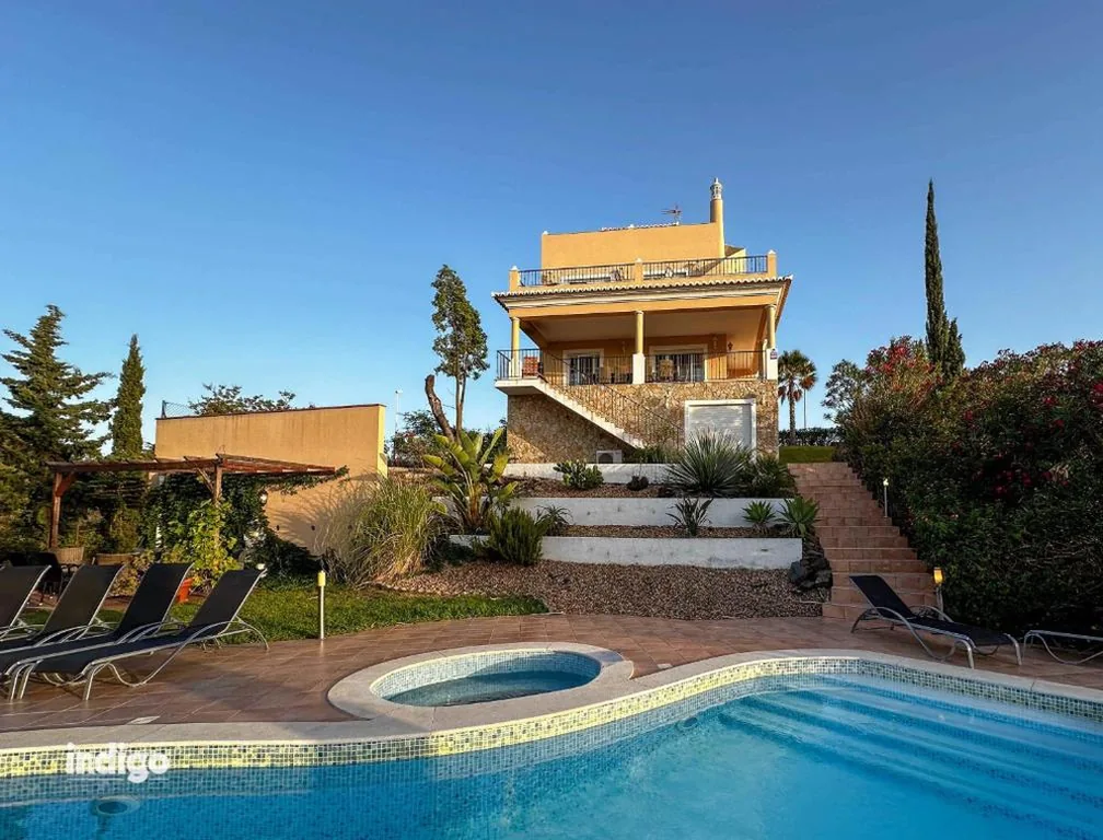 Villa met privézwembad — Villa Nosredna 5 Bedroom & Pool LES01