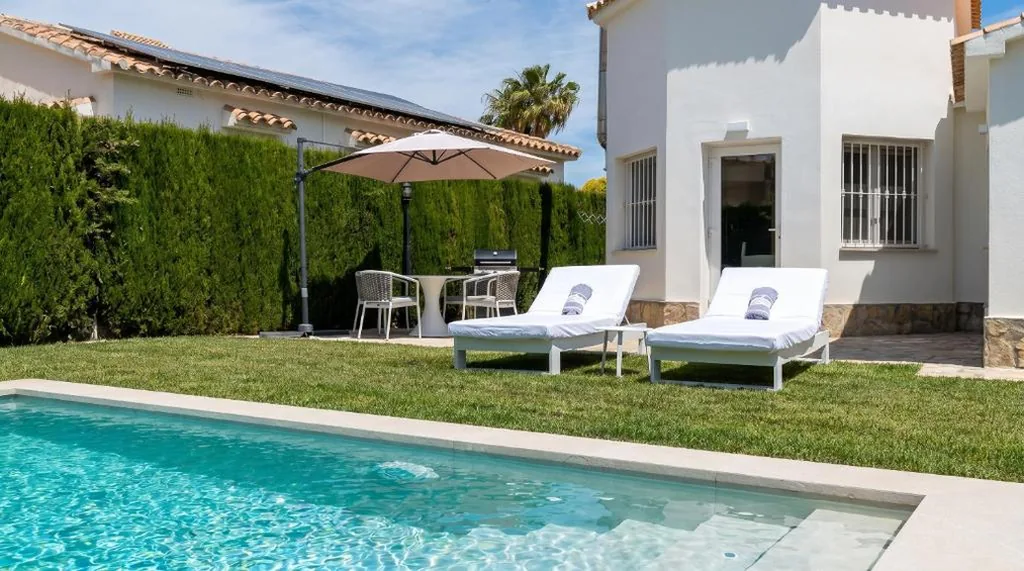 Villa con piscina privada — Villa Nova by Goveralia