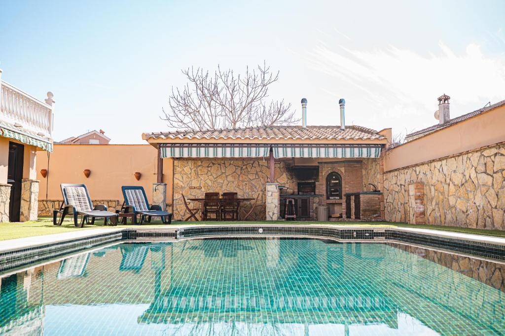 Villa Oropéndola para familias, a pocos minutos de Granada, Piscina agua salada, Parking privado, Barbacoa, Chimenea, 14 pax