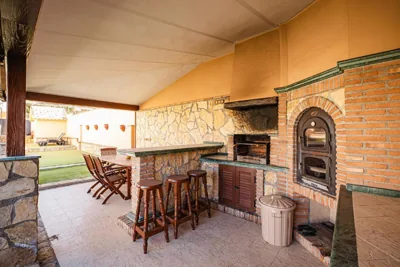Villa Oropéndola para familias, a pocos minutos de Granada, Piscina agua salada, Parking privado, Barbacoa, Chimenea, 14 pax — foto 6