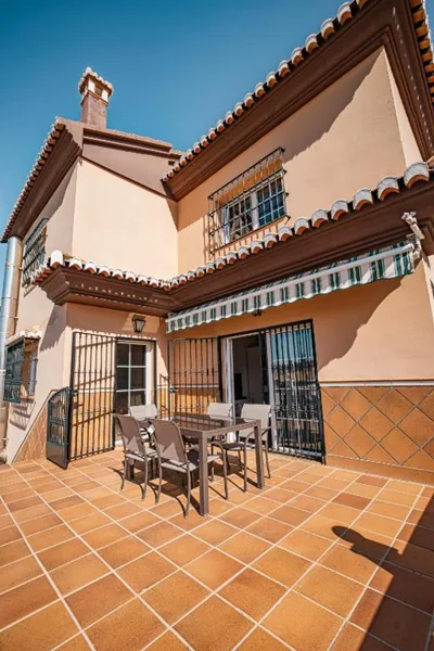 Villa Oropéndola para familias, a pocos minutos de Granada, Piscina agua salada, Parking privado, Barbacoa, Chimenea, 14 pax — foto 7