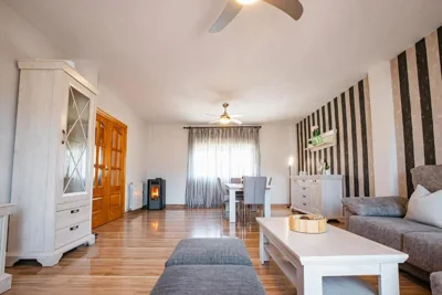 Villa Oropéndola para familias, a pocos minutos de Granada, Piscina agua salada, Parking privado, Barbacoa, Chimenea, 14 pax — foto 11