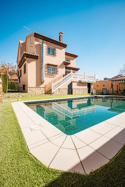 Villa Oropéndola para familias, a pocos minutos de Granada, Piscina agua salada, Parking privado, Barbacoa, Chimenea, 14 pax — foto 12