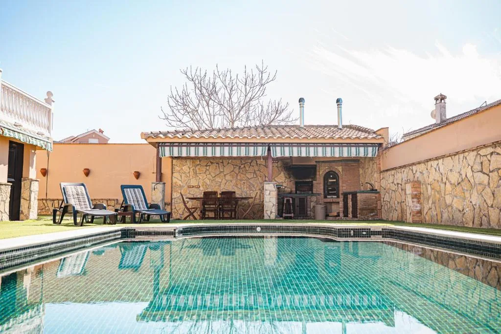 Villa — Villa Oropéndola para familias, a pocos minutos de Granada, Piscina agua salada, Parking privado, Barbacoa, Chimenea, 14 pax