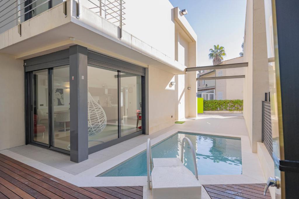 Villa PAM, ALYA Beach House with pool and Hot Tub