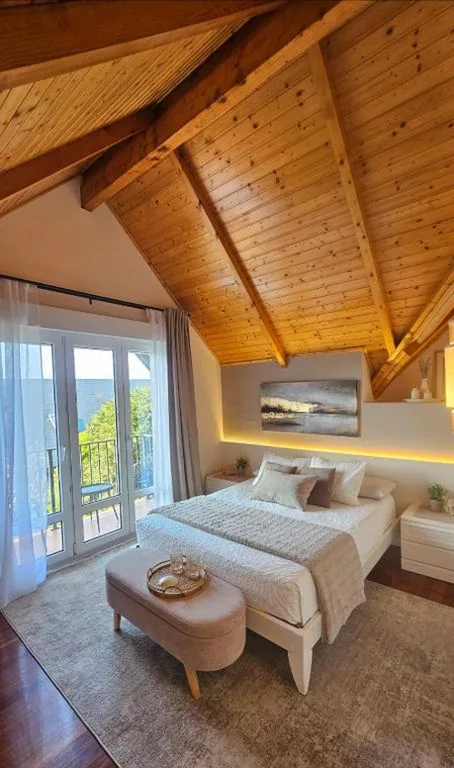 Habitación Doble Deluxe con balcón — VILLA PANGEA Habitaciones Boutique - Camino del Norte - Castro Urdiales