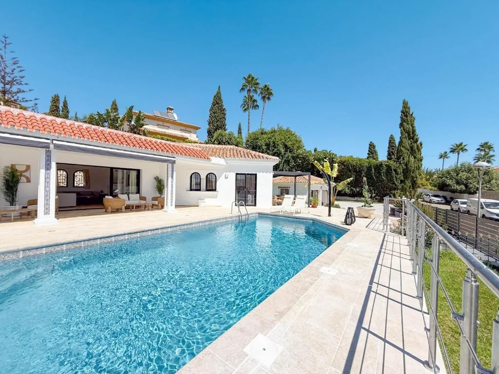 Villa mit Privatpool — Villa Paradisus