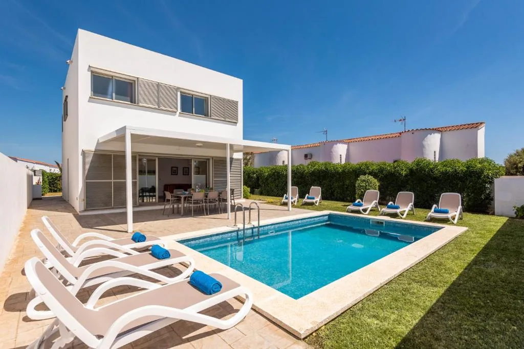 Villa con piscina privada — Villa Perez