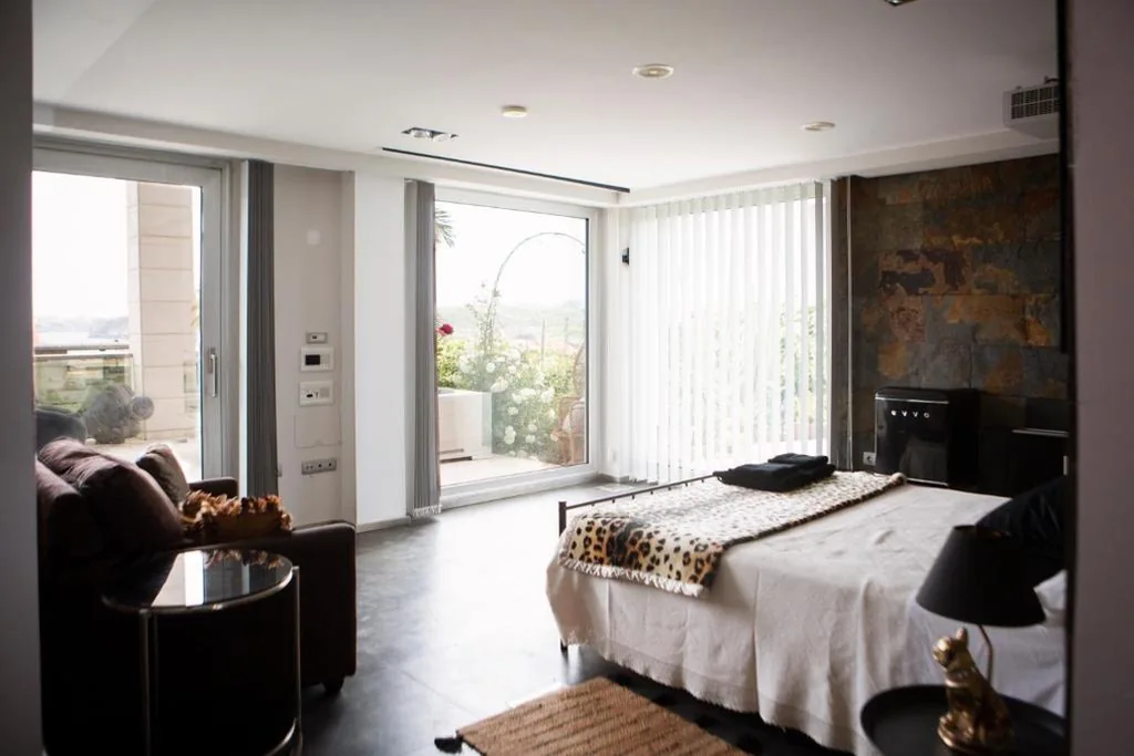 Suite con cama extragrande y vistas al mar — Villa Playa San Juan