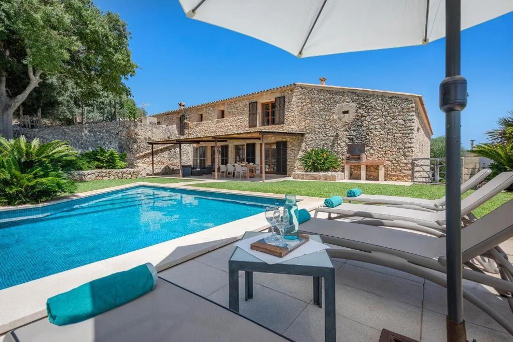 Villa com piscina privada — Villa Pontarró