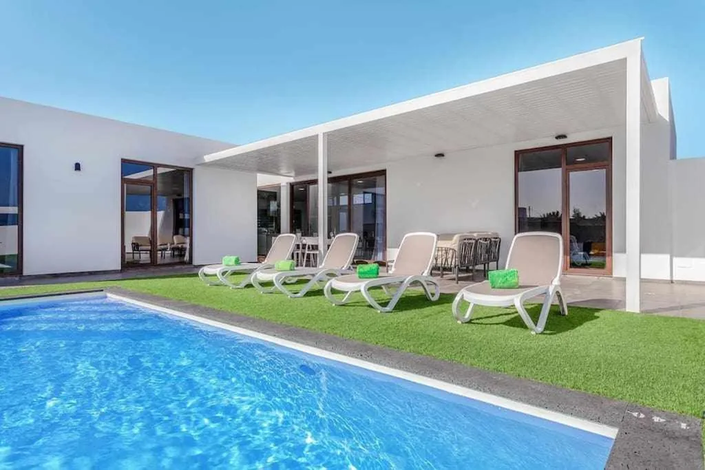 Villa con piscina privada — Villa Ponzos Chalet independiente y privado