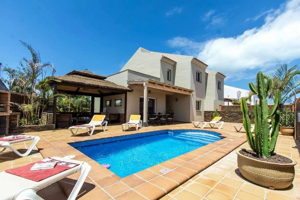 Villa con piscina privata — Villa privada en Corralejo