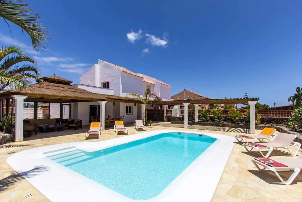 Three-Bedroom Villa — Villa Privada en un entorno único