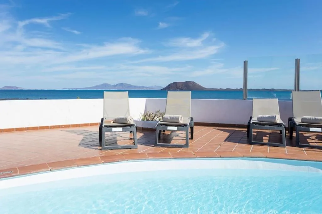 别墅 — Villa Remos with Beachfront Views Private Heated Pool Fast Wifi BBQ by Amazzzing Travel