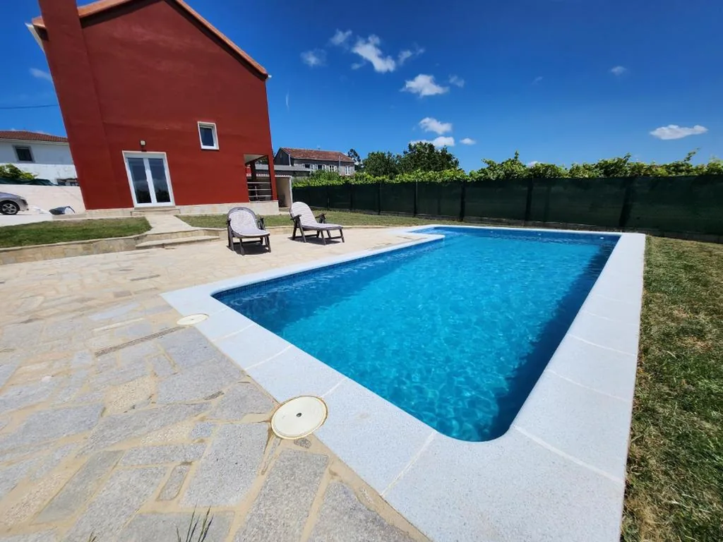 Villa — villa requian
