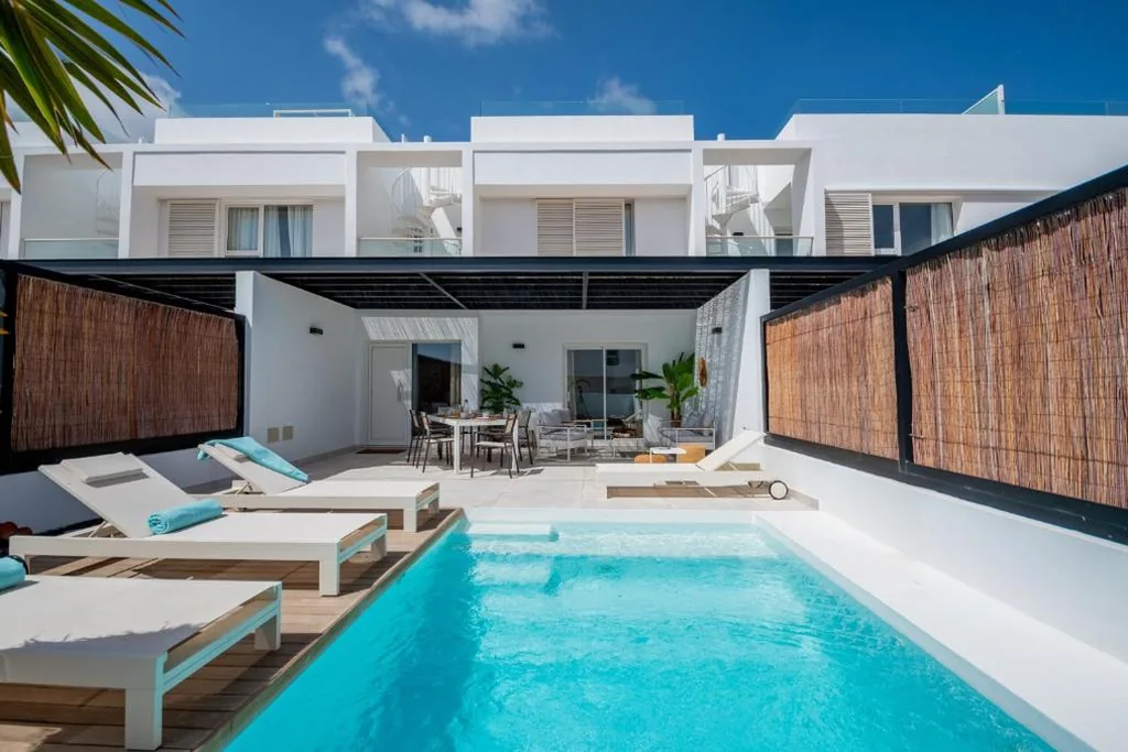 Villa con piscina privata — Villa Serena Lúa by Villalia - Exclusividad en Las Coloradas